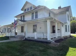 Black Door - The London Maisonette - Jeffersonville