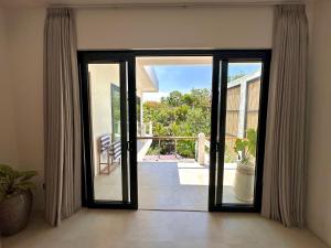 Beach view 2BR Villa Nam with pool, Seseh beach