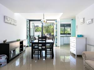 Casa adosada con piscina, jardín comunitario y garaje en el centro de Roses - ES-228-104