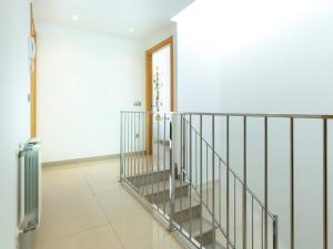 Casa adosada con piscina, jardín comunitario y garaje en el centro de Roses - ES-228-104