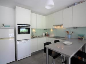 Apartamento renovado a 20m de la playa en Roses con terraza y parking - ES-228-124