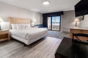 Oceanfront Studio with Private Porch 1st Floor