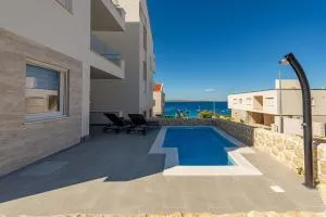 Dolphin view with a pool by the beach - 伊穆尼