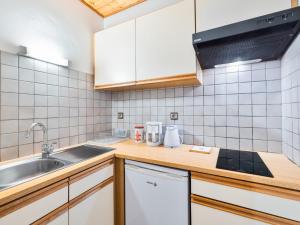 Appartements Charmant 2 Pieces avec Piscine Ete, Balcon et Parking Prive a 300m des Pistes - FR-1-762-6 : photos des chambres