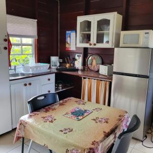 Dolphin Inn Guesthouse & Apartments