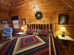 Yogis Den: Breathtaking Views! 3 min to Dollywood, on 1 acre!