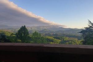 Yogis Den: Breathtaking Views! 3 min to Dollywood, on 1 acre!