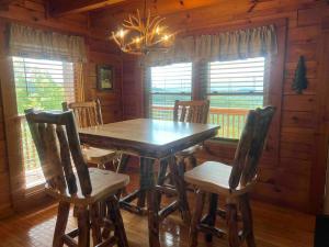 Yogis Den: Breathtaking Views! 3 min to Dollywood, on 1 acre!