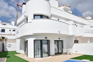 PANORAMISCH modern vakantiehuis in Finestrat bij Benidorm met 3 slaapkamers, gelegen op de 1ste lijn met privézwembad en omheinde privétuin, zicht op zee, de bergen met Kilómetro Vertical del Puig Campana en op de skyline van Benidorm City en Fine