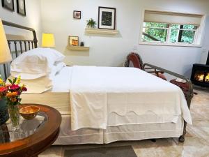 Robins Nest 10 min to Asheville Biltmore bkfst hot tub fireplace sparkling water