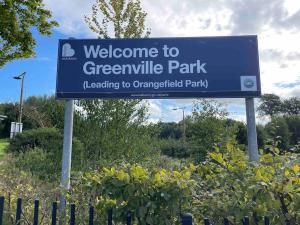 Lovely 2 bedroom house overlooking park, Free parking