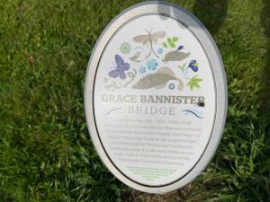 Lovely 2 bedroom house overlooking park, Free parking