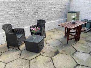 Lovely 2 bedroom house overlooking park, Free parking