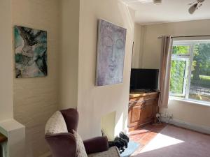 Lovely 2 bedroom house overlooking park, Free parking