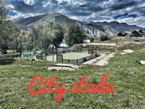 vue splendide montagnes centre village pieds des pistes et remontées Mécaniques