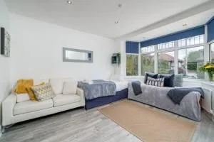 A Bright Lovely Spacious Studio. - 巴克赫斯特希尔