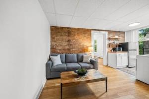 Comfy 1BR with Parking - Near UC, Zoo, Downtown