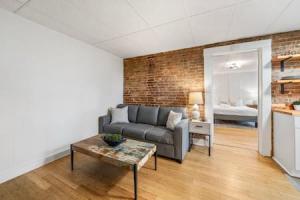 Comfy 1BR with Parking - Near UC, Zoo, Downtown