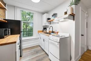 Comfy 1BR with Parking - Near UC, Zoo, Downtown