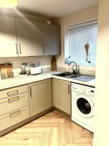 3-Bed House Sleeps 5 Free Parking
