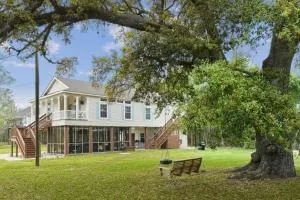 Old Town Bay St. Louis Outdoor Bar Area Game Room - Diamondhead