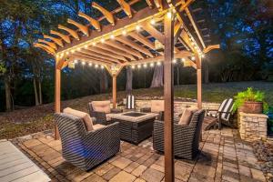 Hillside Hot Tub Hideaway! King Bed Fire Pit
