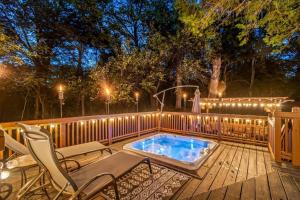 Hillside Hot Tub Hideaway! King Bed Fire Pit