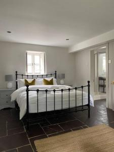 Romantic Countryside Retreat at Legan Castle Farmhouse with Hot Tub