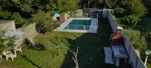 Casa con pileta, jardín, cochera y parrilla en Chascomús. Capac. 4 personas - Álvarez Jonte