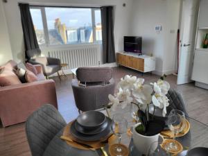 20 mins to central London, Stylish sky views 2 bed
