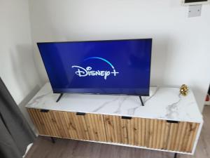 20 mins to central London, Stylish sky views 2 bed