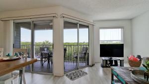 Island Walk, Cove At Sandy Point 207