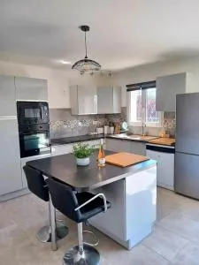 La Villa de Gréoux 2 à 6 personnes de plein pied idéale cures télétravail vacances, arrivée autonome avec boite à clés - 格雷乌莱班