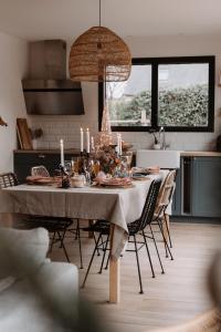 Maisons de vacances Maison cosy avec Spa privatif et piscine chauffee pres Vitre et Rennes : photos des chambres