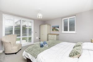 Beach Front Getaway - Luxury Apt with Large Garden