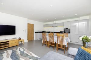 Beach Front Getaway - Luxury Apt with Large Garden