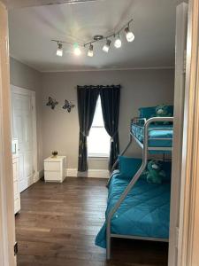 Spacious and Cozy- near T-station-Quiet Neighborhood!