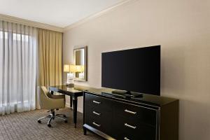 Mobility Accessible -King Room with Harbor View  room in Royal Sonesta Harbor Court Baltimore