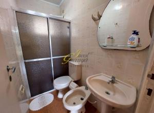 Apartamento Lia Pitangueiras Centro Guarujá , 150 metros da Praia Vista Mar ap da dona lia