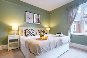 Colwyn House - Central Location - Free Parking, Pool Table, Super-Fast Wifi, Self Check-In and Smart TV with Virgin TV and Netflix by Yoko Property