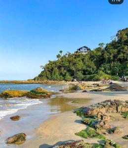 Cabana com Ar condicionado e area de cozinha e banheiro compartilhado a 10 minutos do Parque Beto Carrero