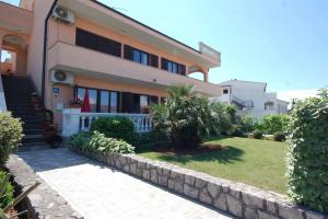 Apartments with parking space Njivice, Krk - 21860