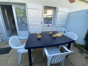 Maisons de vacances Maison avec piscine proche plage, La Tranche-sur-Mer - FR-1-22-345 : photos des chambres