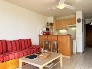 Appartements Studio Climatise avec Terrasse et Parking au Centre du Lavandou - FR-1-251-202 : photos des chambres