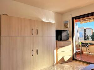 Studio Climatisé avec Terrasse et Parking au Centre du Lavandou - FR-1-251-202
