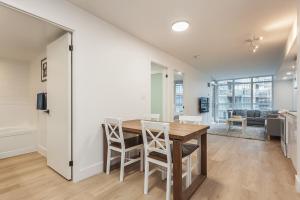 Cozy 2BR Close to CN Tower & Harbourfront