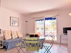 Appartement 2 pièces cabine avec terrasse, proche plage et commerces, parking privé, au Lavandou - FR-1-251-538