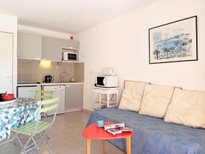 Appartement 2 pièces cabine avec terrasse, proche plage et commerces, parking privé, au Lavandou - FR-1-251-538