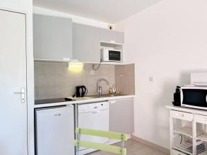 Appartement 2 pièces cabine avec terrasse, proche plage et commerces, parking privé, au Lavandou - FR-1-251-538