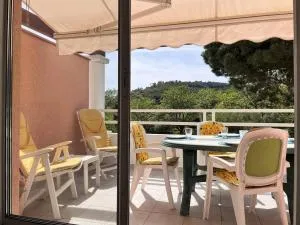 Appartement en bord de mer avec terrasse, 3 pièces, 4 couchages, parking privé au Lavandou - FR-1-251-555 - Aigue-Belle